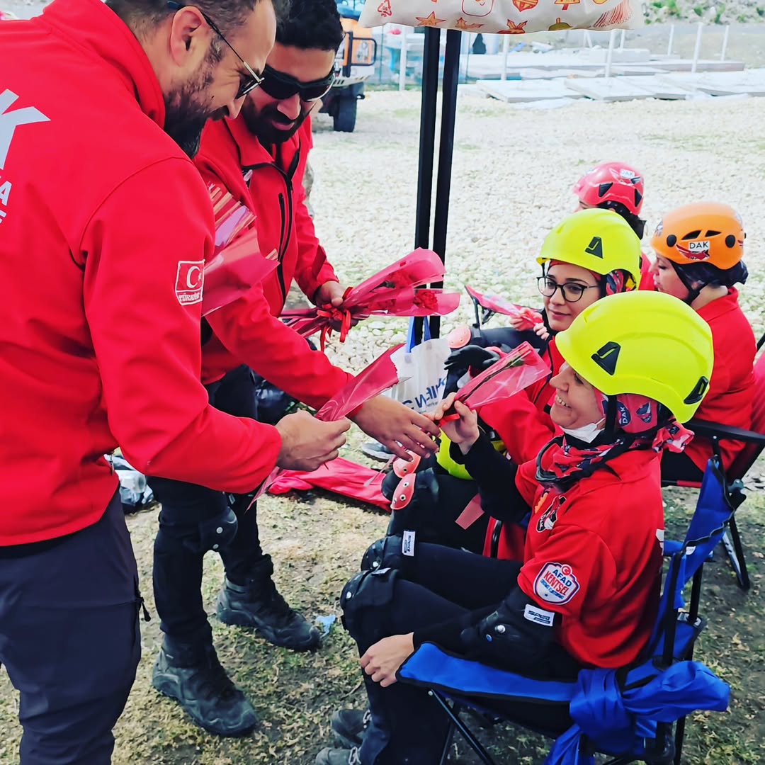 Ekibimizdeki fedakâr annelerimiz başta olmak üzere,  tüm dünyada çocukları için her zorluğa göğüs geren annelere ve bir gülüşüyle yaralarımızı saran anne yüreklere minnetle  Anneler gününüz kutlu olsun...