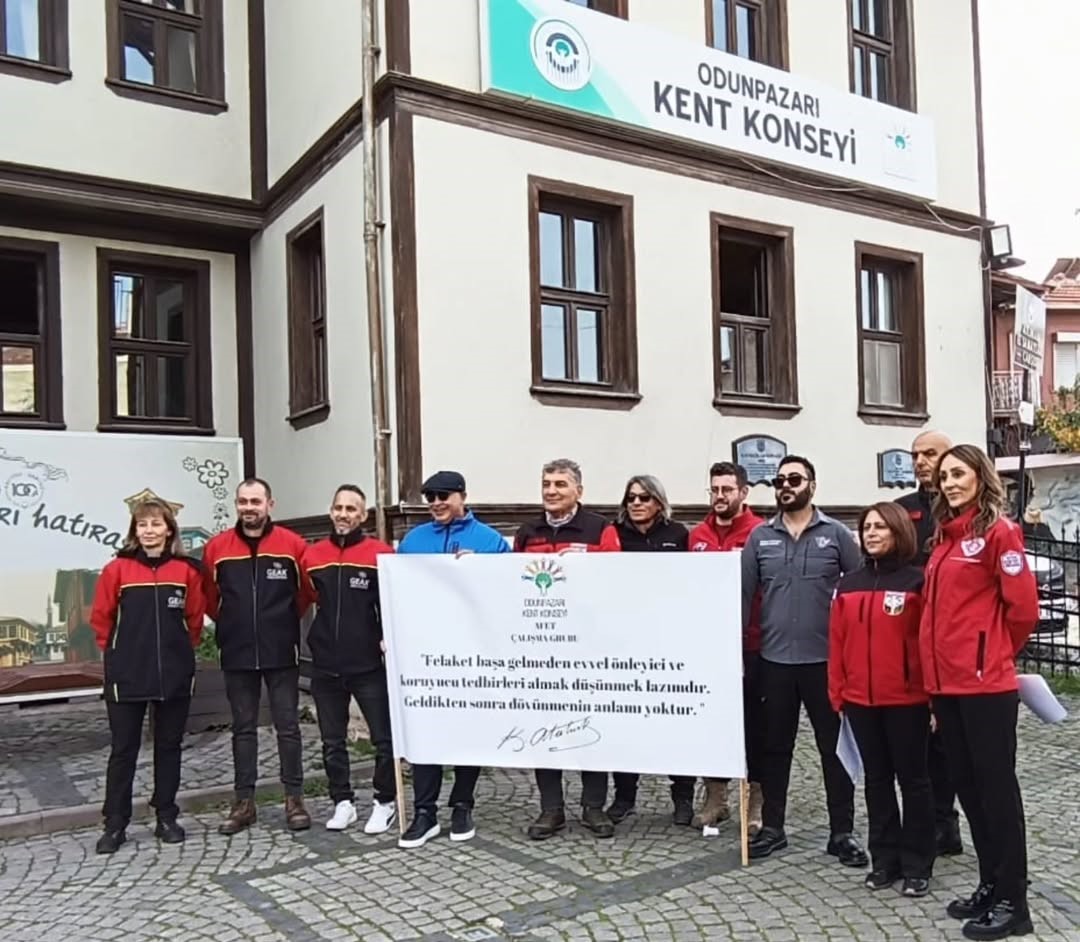 Odunpazarı Belediyesi Kent Konseyi Afet Çalışma Grubu paydaşı olarak, derneğimiz adına Sayın İhsan Aşkar yaklaşan ağır kış şartları öncesinde önemli uyarılarda bulundu.